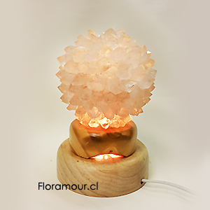 Lámpara de Puntas de Cuarzo blanco lechoso semi transparente, formato esfera sobre pie doble de madera. Electrificada. Medidas 14cm de diámetro x 21 de alt.(Sólo en Santiago de Chile)